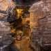 ...allinterno di una vera e propria grotta scavata nella roccia e illuminata solo dalla tiepida luce di una lampadina